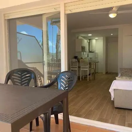 De Un Solo Ambiente Con Terraza Y Piscina Y Apartment